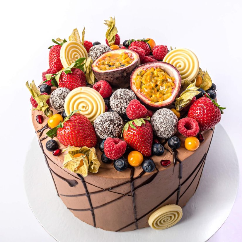 16. Torta s ovocím a čokoládovým dekorom