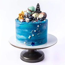 17. Vesmírna torta s modrým melírom, ovocím a snehovými pusinkami