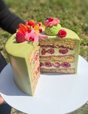 41. Pistáciová torta plnená a zdobená čerstvým ovocím
