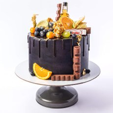 6. Torta s ovocím, čiernym nástrekom, čoko-stekancami a s mini fľaštičkami alkoholu