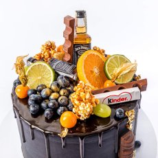 6. Torta s ovocím, čiernym nástrekom, čoko-stekancami a s mini fľaštičkami alkoholu
