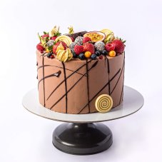 16. Torta s ovocím a čokoládovým dekorom