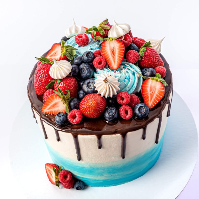 9. Dvojfarebná torta s melírom, čoko-stekancami a ovocím - Vyberte si veľkosť: 20 porcií