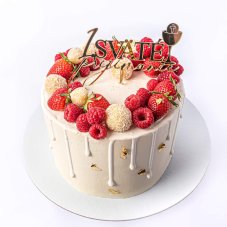 5. Torta s červeným ovocím, ozdobným nápisom a stekancami z bielej čokolády