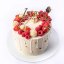 5. Torta s červeným ovocím, ozdobným nápisom a stekancami z bielej čokolády