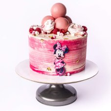 38. Torta Minnie s ružovým melírom, snehovými pusinkami a čokoládovými guličkami