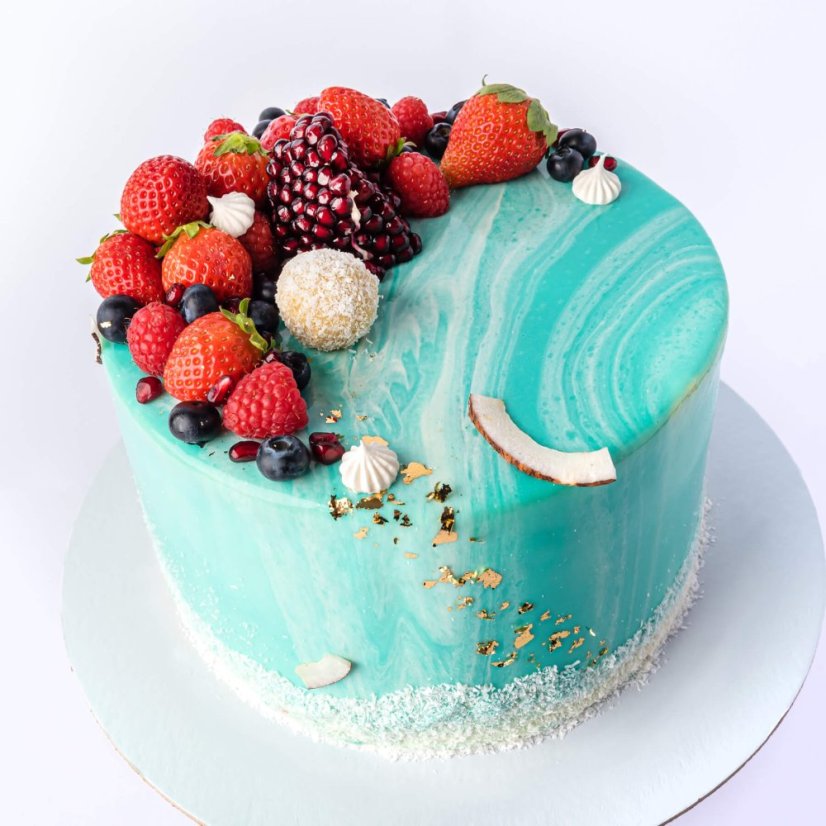 24. Torta s glazúrou, kokosom a červeným ovocím - Vyberte si veľkosť: 2 poschodia 35 porcií