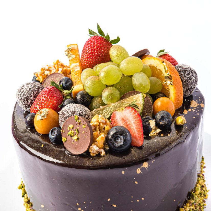 3. Torta s čokoládovou glazúrou s pistáciami a ovocím - Vyberte si veľkosť: 2 poschodia 35 porcií