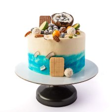 28. Dvojfarebná torta s modrým melírom, kokosom a ovocím