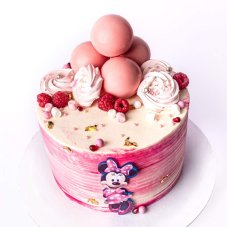 38. Torta Minnie s ružovým melírom, snehovými pusinkami a čokoládovými guličkami