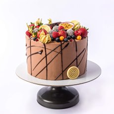 16. Torta s ovocím a čokoládovým dekorom