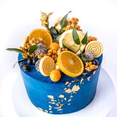 23. Torta s modrým nástrekom a oranžovým ovocím