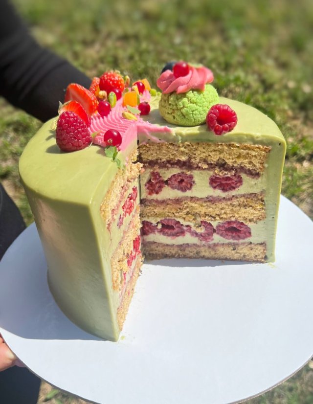 41. Pistáciová torta plnená a zdobená čerstvým ovocím - Vyberte si veľkosť: 10 porcií