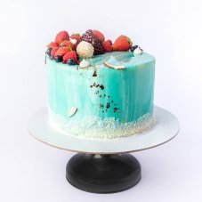 24. Torta s glazúrou, kokosom a červeným ovocím