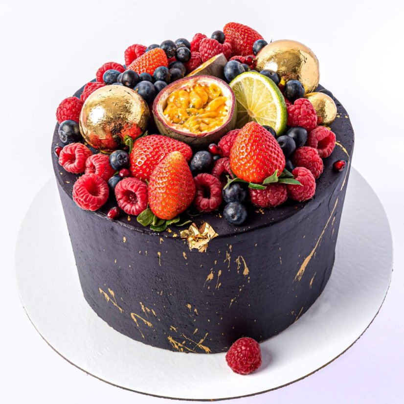 12. Torta s čiernym nástrekom, jedlým zlatom a ovocím - Vyberte si veľkosť: 2 poschodia 35 porcií