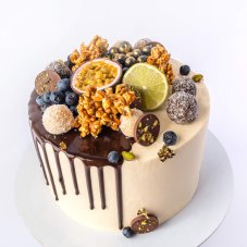 21. Pánska torta s čoko-stekancami a tmavým ovocím