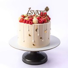 5. Torta s červeným ovocím, ozdobným nápisom a stekancami z bielej čokolády