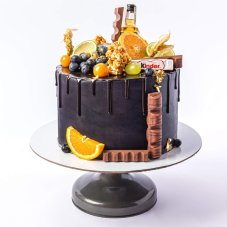 6. Torta s ovocím, čiernym nástrekom, čoko-stekancami a s mini fľaštičkami alkoholu