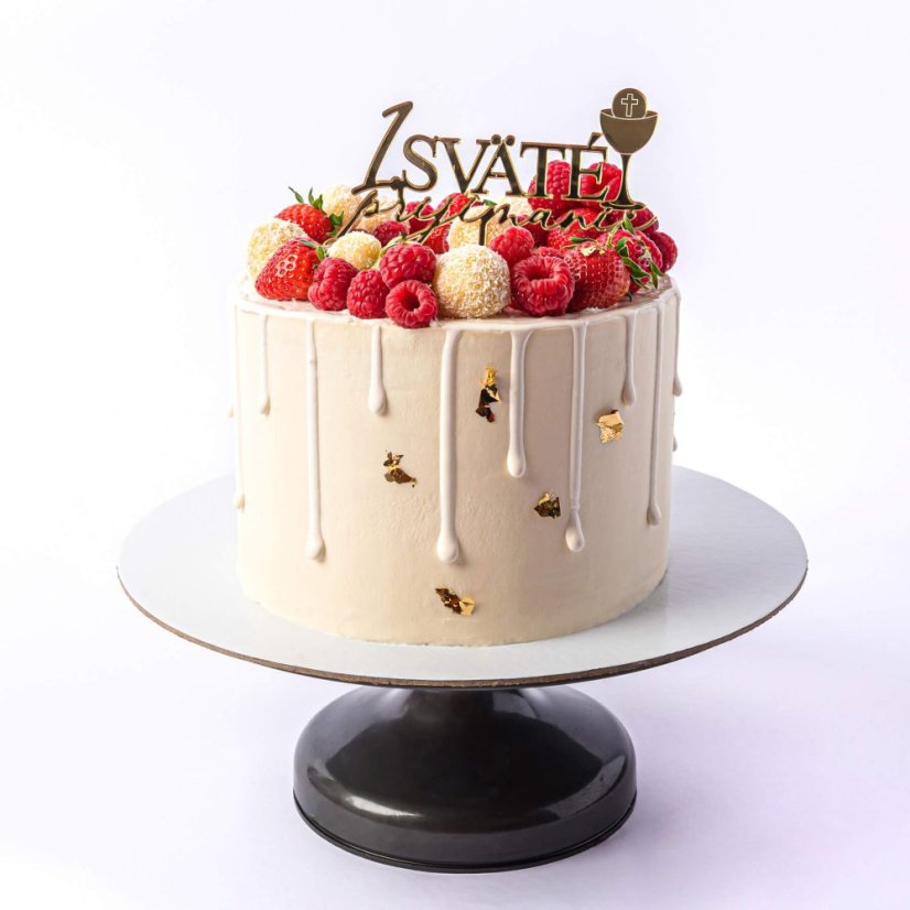 5. Torta s červeným ovocím, ozdobným nápisom a stekancami z bielej čokolády
