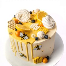 26. Torta Včielka so stekancami s snehovými pusinkami