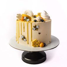26. Torta Včielka so stekancami s snehovými pusinkami