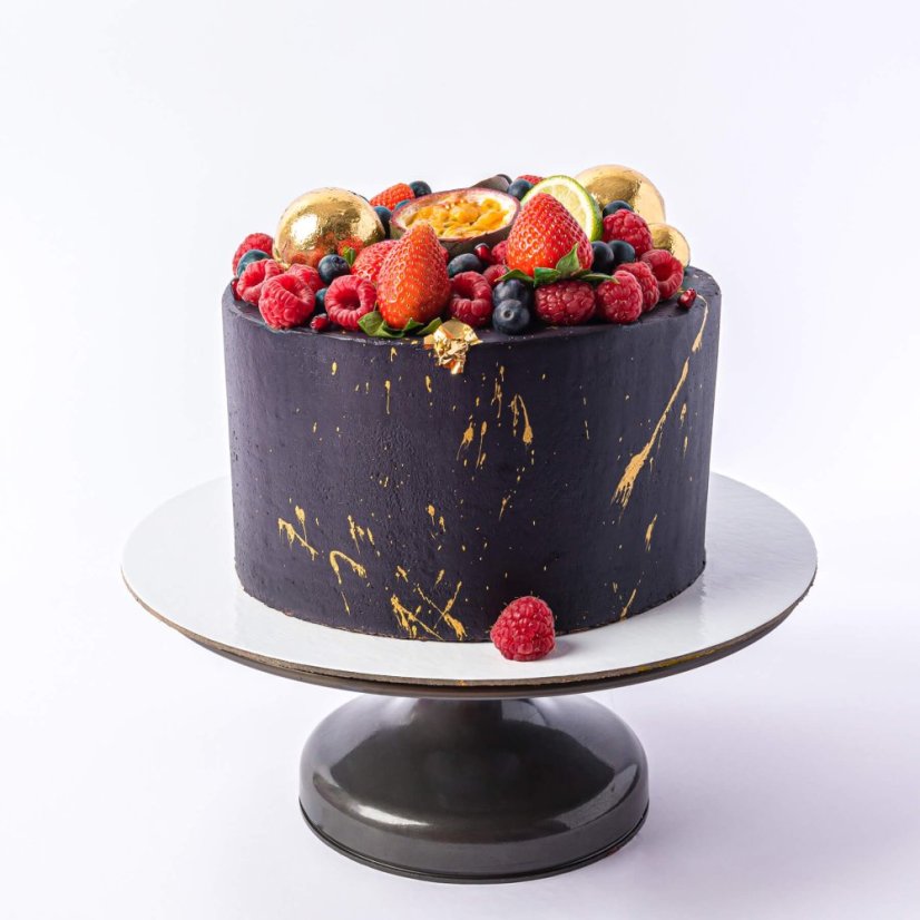 12. Torta s čiernym nástrekom, jedlým zlatom a ovocím - Vyberte si veľkosť: 2 poschodia 35 porcií