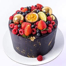 12. Torta s čiernym nástrekom, jedlým zlatom a ovocím