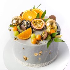 25. Torta s glazúrou, kokosom a ovocím