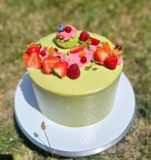 41. Pistáciová torta plnená a zdobená čerstvým ovocím