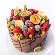 16. Torta s ovocím a čokoládovým dekorom