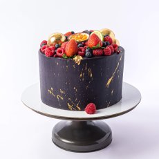 12. Torta s čiernym nástrekom, jedlým zlatom a ovocím